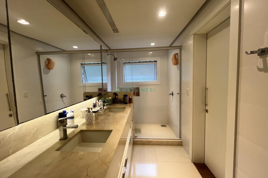 Casa Mobiliada com 332m², 3 dormitórios, 4 vagas, no bairro Linha 40 em Caxias do Sul para Comprar