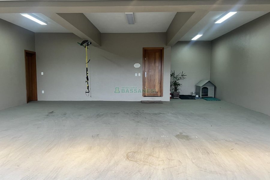 Casa Mobiliada com 332m², 3 dormitórios, 4 vagas, no bairro Linha 40 em Caxias do Sul para Comprar