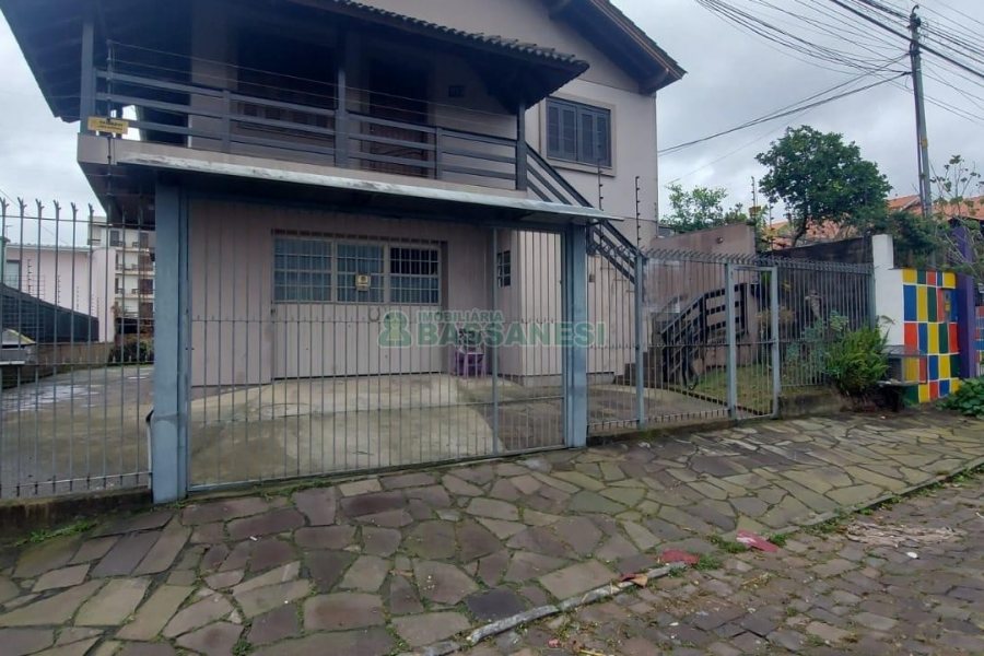 Casa com 216m², 3 dormitórios, 4 vagas, no bairro Nossa Senhora de Fátima em Caxias do Sul para Alugar