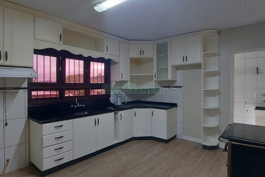 Casa com 216m², 3 dormitórios, 4 vagas, no bairro Nossa Senhora de Fátima em Caxias do Sul para Alugar