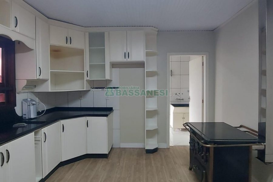 Casa com 216m², 3 dormitórios, 4 vagas, no bairro Nossa Senhora de Fátima em Caxias do Sul para Alugar