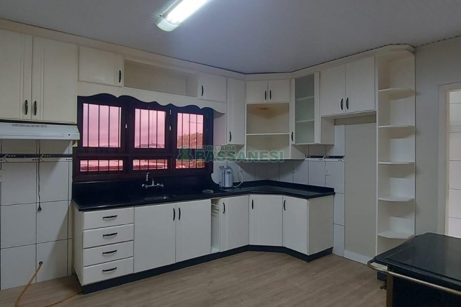 Casa com 216m², 3 dormitórios, 4 vagas, no bairro Nossa Senhora de Fátima em Caxias do Sul para Alugar