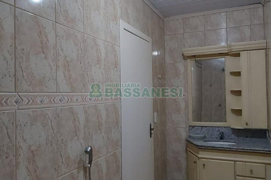 Casa com 216m², 3 dormitórios, 4 vagas, no bairro Nossa Senhora de Fátima em Caxias do Sul para Alugar