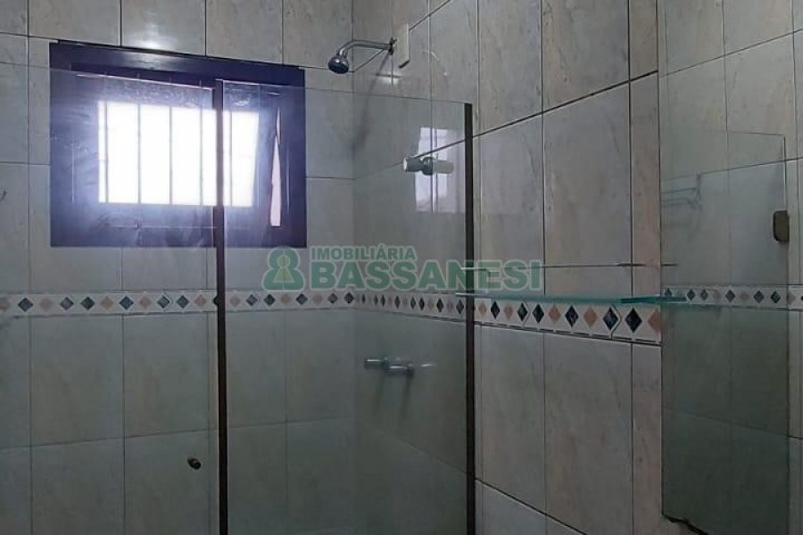 Casa com 216m², 3 dormitórios, 4 vagas, no bairro Nossa Senhora de Fátima em Caxias do Sul para Alugar