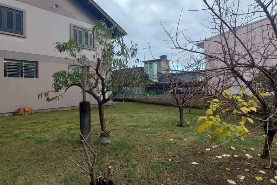 Casa com 216m², 3 dormitórios, 4 vagas, no bairro Nossa Senhora de Fátima em Caxias do Sul para Alugar