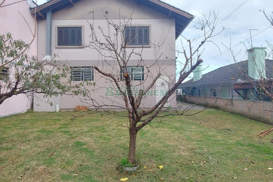 Casa com 216m², 3 dormitórios, 4 vagas, no bairro Nossa Senhora de Fátima em Caxias do Sul para Alugar