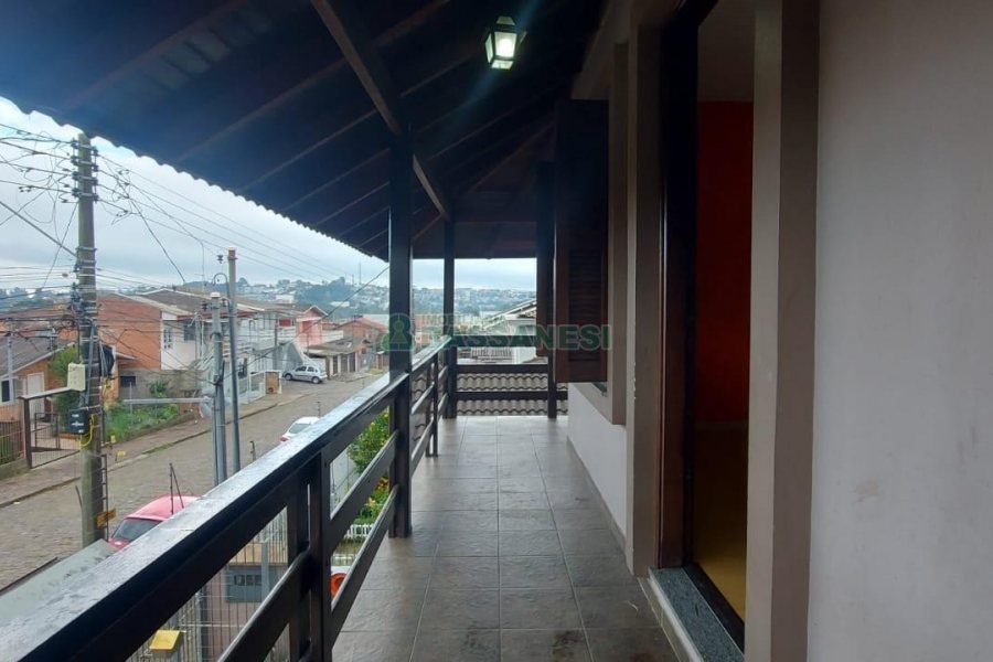 Casa com 216m², 3 dormitórios, 4 vagas, no bairro Nossa Senhora de Fátima em Caxias do Sul para Alugar