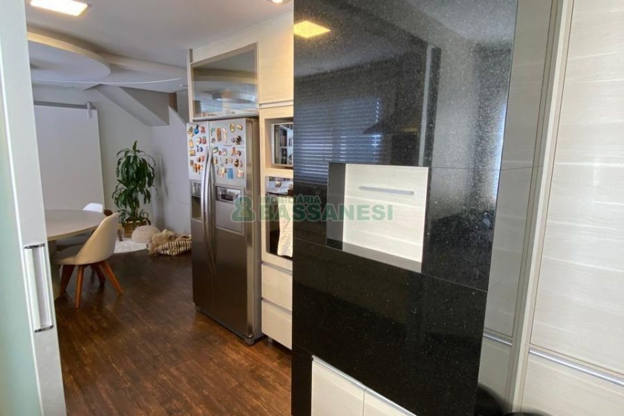 Apartamento com 107m², 2 dormitórios, 1 vaga, no bairro Madureira em Caxias do Sul para Comprar