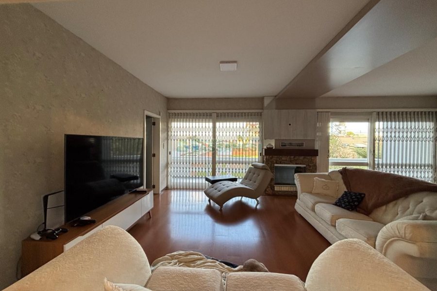 Casa com 430m², 3 dormitórios, 3 vagas, no bairro Jardim América em Caxias do Sul para Alugar