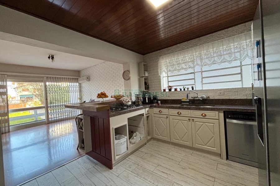 Casa com 430m², 3 dormitórios, 3 vagas, no bairro Jardim América em Caxias do Sul para Alugar