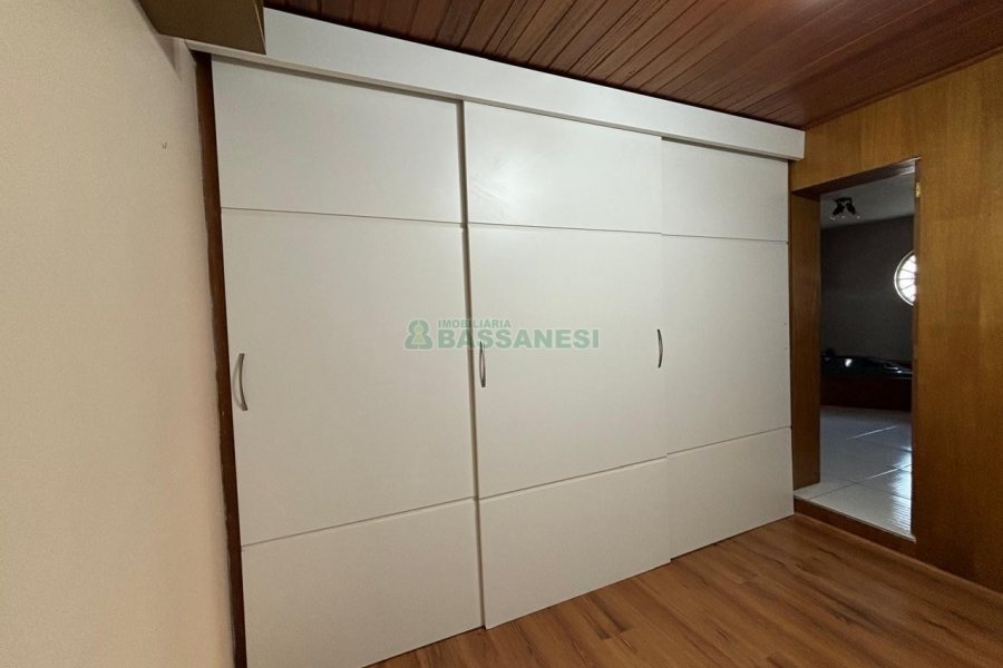 Casa com 430m², 3 dormitórios, 3 vagas, no bairro Jardim América em Caxias do Sul para Alugar