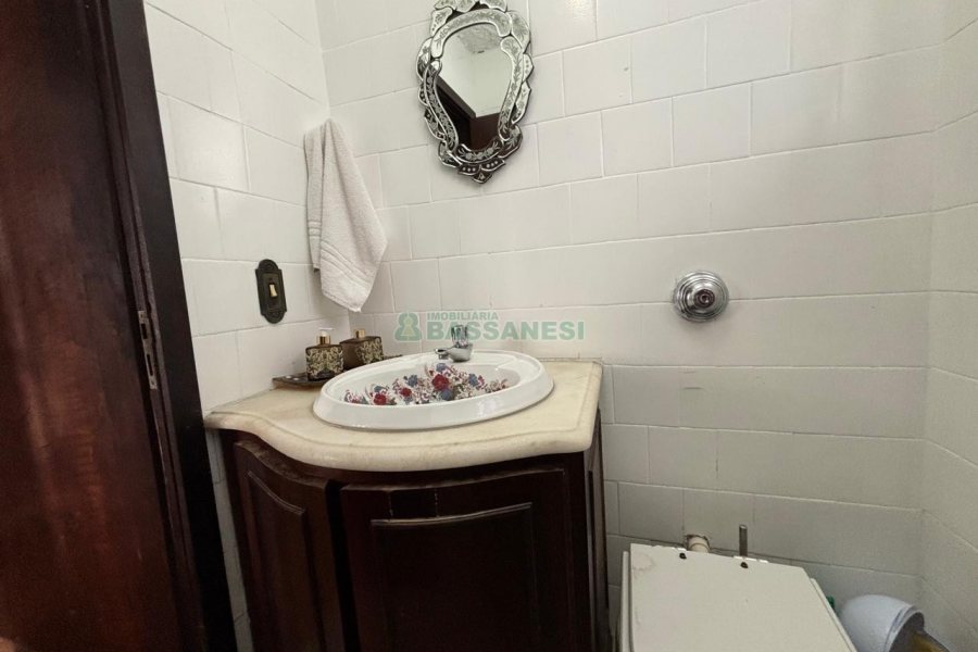 Casa com 430m², 3 dormitórios, 3 vagas, no bairro Jardim América em Caxias do Sul para Alugar