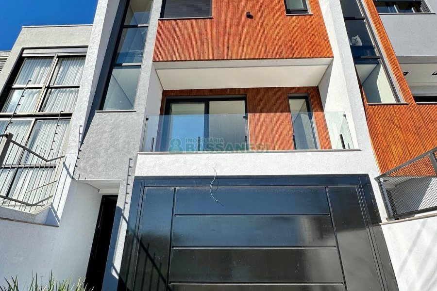 Casa com 196m², 3 dormitórios, 2 vagas, no bairro Vinhedos em Caxias do Sul para Comprar