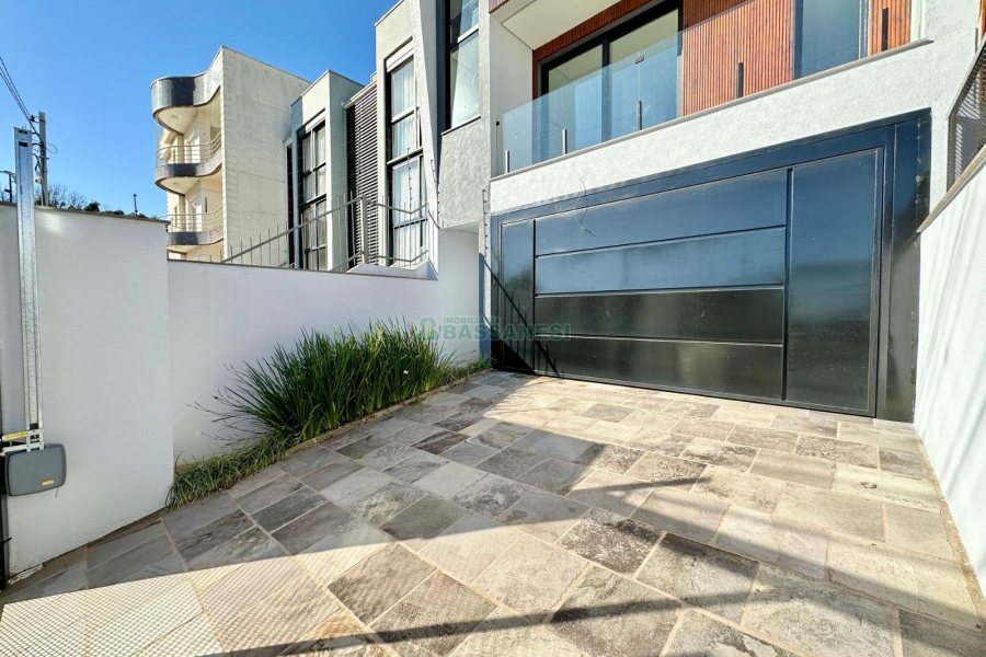 Casa com 196m², 3 dormitórios, 2 vagas, no bairro Vinhedos em Caxias do Sul para Comprar