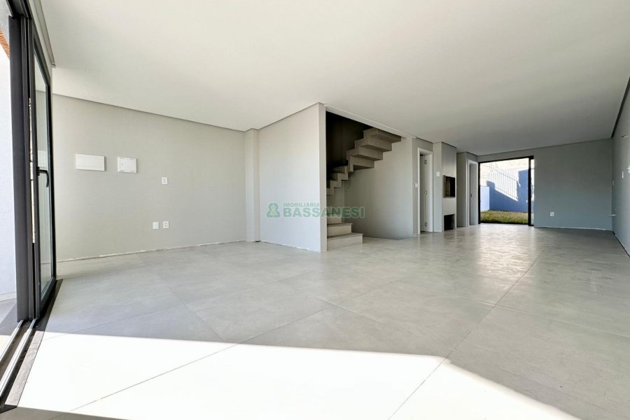 Casa com 196m², 3 dormitórios, 2 vagas, no bairro Vinhedos em Caxias do Sul para Comprar
