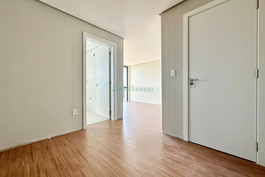 Casa com 196m², 3 dormitórios, 2 vagas, no bairro Vinhedos em Caxias do Sul para Comprar