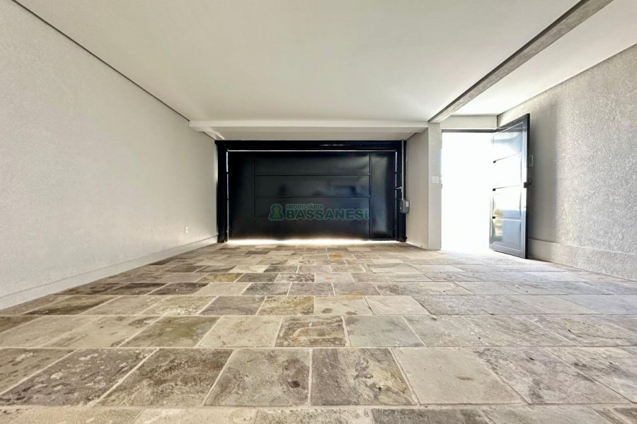 Casa com 196m², 3 dormitórios, 2 vagas, no bairro Vinhedos em Caxias do Sul para Comprar