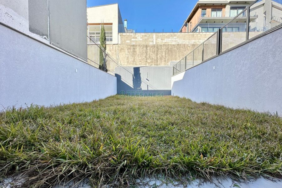 Casa com 196m², 3 dormitórios, 2 vagas, no bairro Vinhedos em Caxias do Sul para Comprar