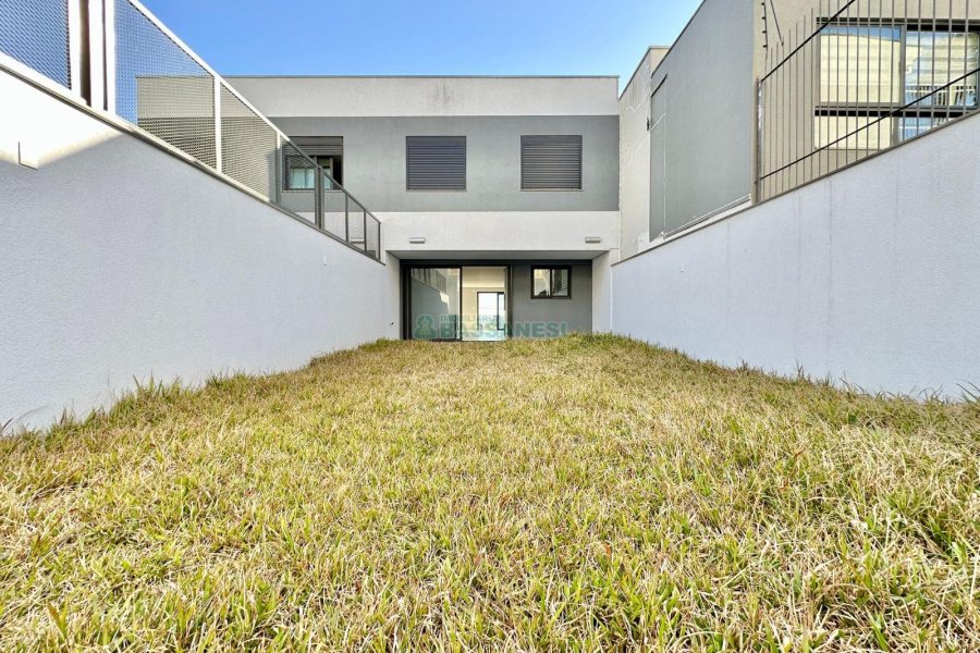 Casa com 196m², 3 dormitórios, 2 vagas, no bairro Vinhedos em Caxias do Sul para Comprar