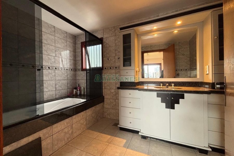 Apartamento com 145m², 3 dormitórios, 2 vagas, no bairro Panazzolo em Caxias do Sul para Alugar