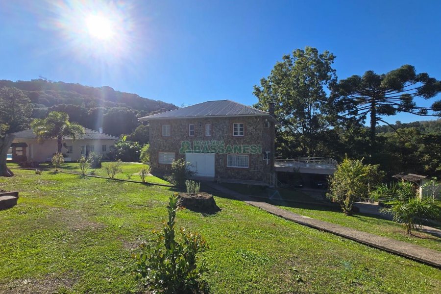 Chácara com 540m², 4 dormitórios, 1 vaga, no bairro Samuara em Caxias do Sul para Comprar
