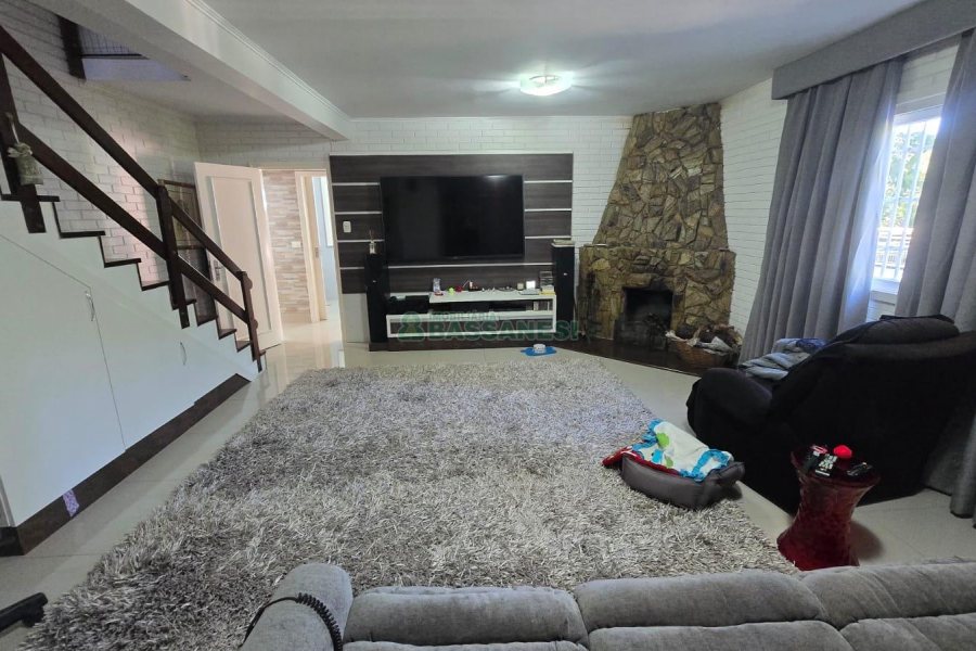 Chácara com 540m², 4 dormitórios, 1 vaga, no bairro Samuara em Caxias do Sul para Comprar