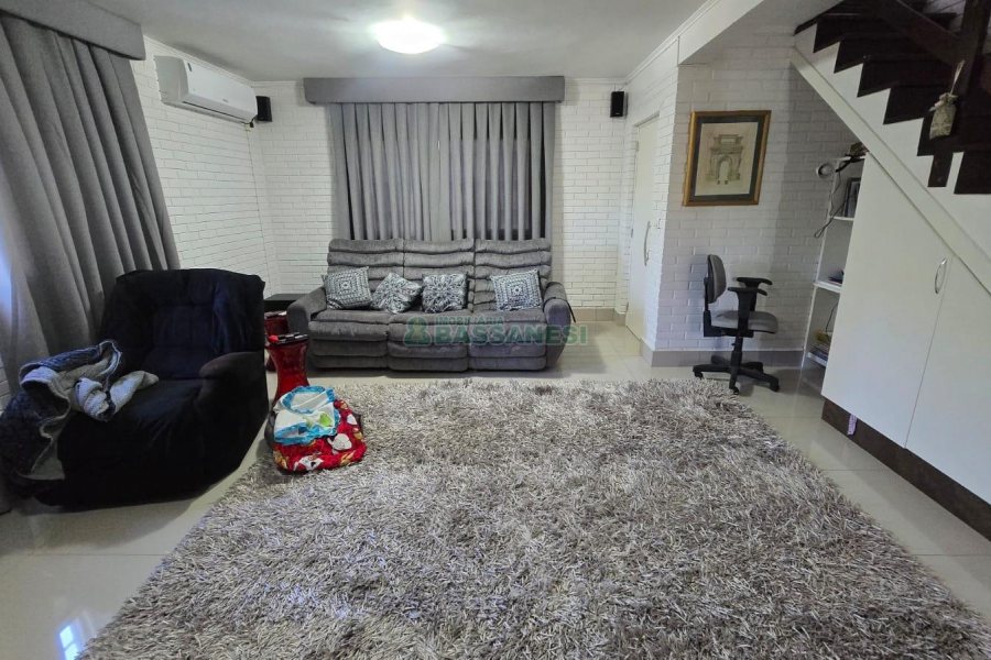Chácara com 540m², 4 dormitórios, 1 vaga, no bairro Samuara em Caxias do Sul para Comprar