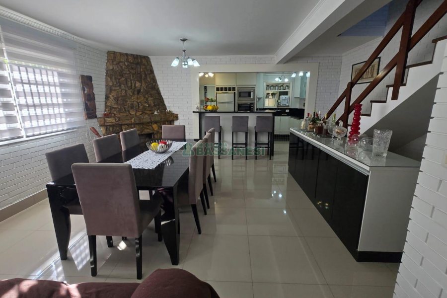 Chácara com 540m², 4 dormitórios, 1 vaga, no bairro Samuara em Caxias do Sul para Comprar