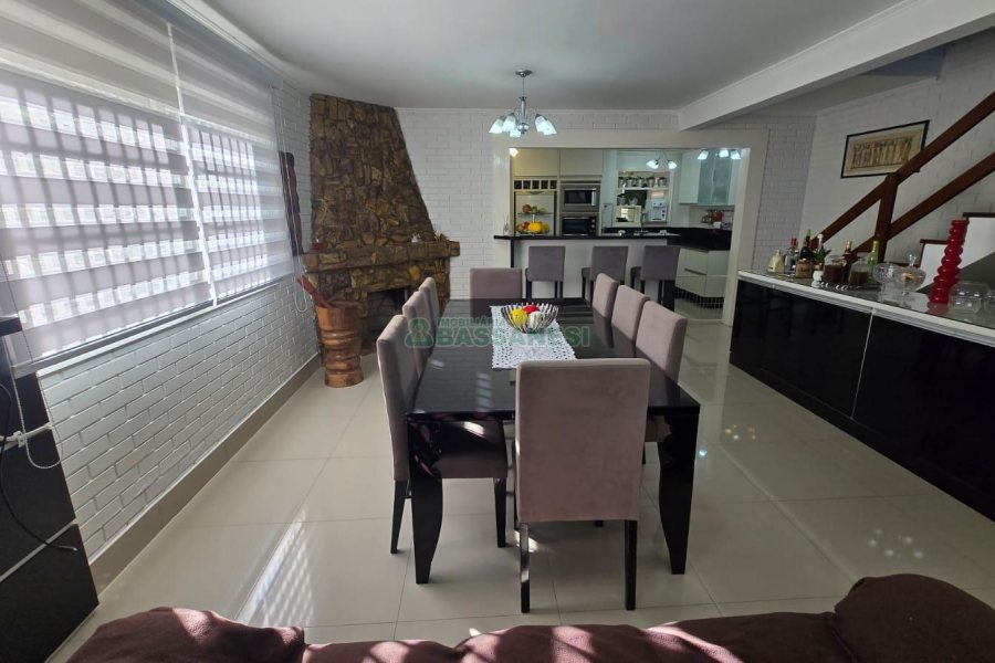 Chácara com 540m², 4 dormitórios, 1 vaga, no bairro Samuara em Caxias do Sul para Comprar