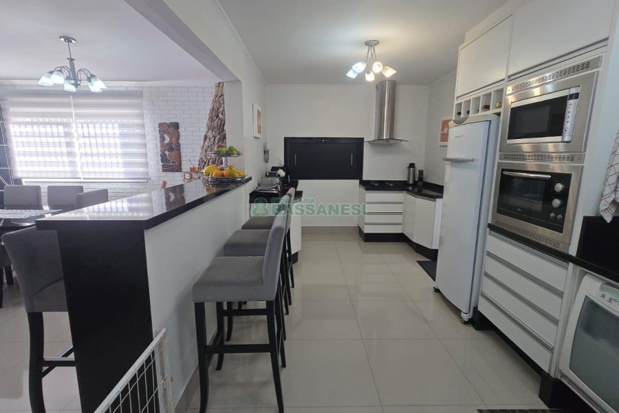 Chácara com 540m², 4 dormitórios, 1 vaga, no bairro Samuara em Caxias do Sul para Comprar
