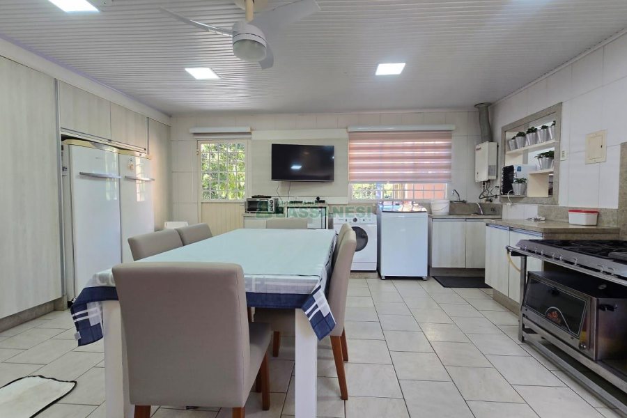 Chácara com 540m², 4 dormitórios, 1 vaga, no bairro Samuara em Caxias do Sul para Comprar