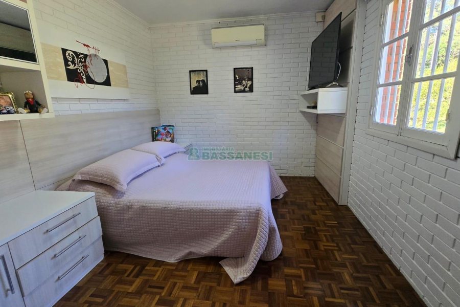 Chácara com 540m², 4 dormitórios, 1 vaga, no bairro Samuara em Caxias do Sul para Comprar