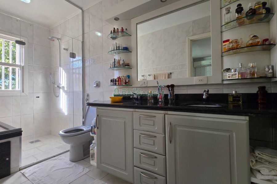 Chácara com 540m², 4 dormitórios, 1 vaga, no bairro Samuara em Caxias do Sul para Comprar