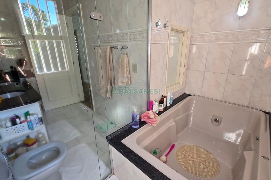 Chácara com 540m², 4 dormitórios, 1 vaga, no bairro Samuara em Caxias do Sul para Comprar