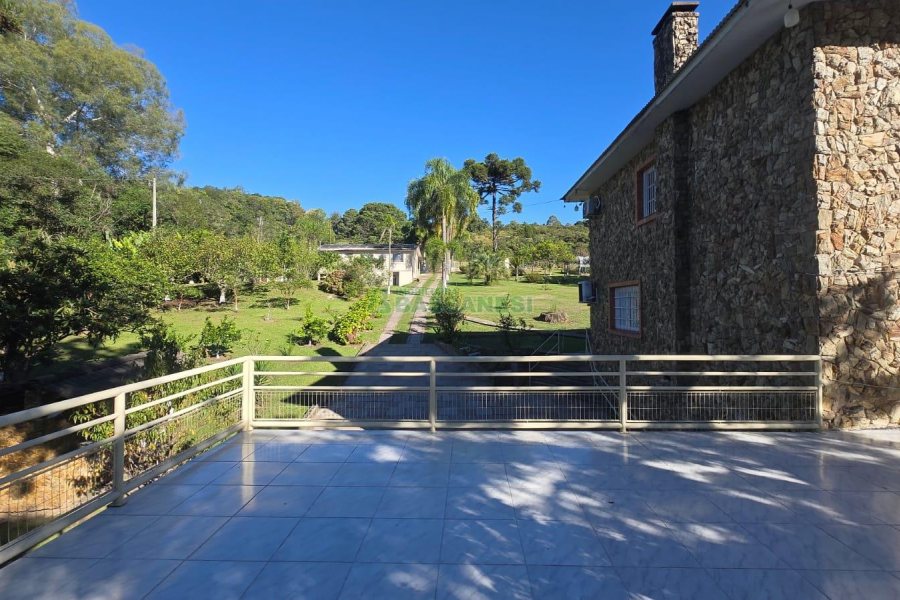 Chácara com 540m², 4 dormitórios, 1 vaga, no bairro Samuara em Caxias do Sul para Comprar
