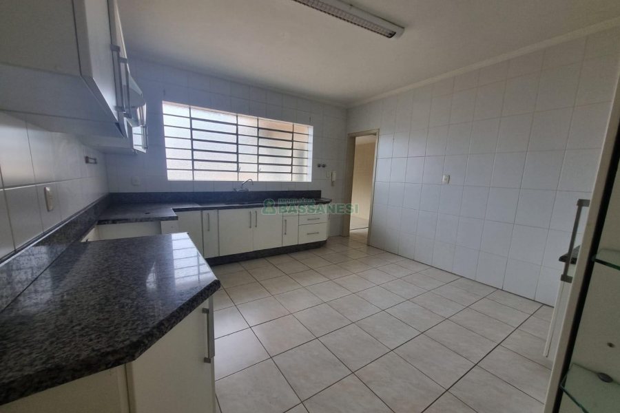 Casa, 4 dormitórios, 2 vagas, no bairro Lourdes em Caxias do Sul para Alugar