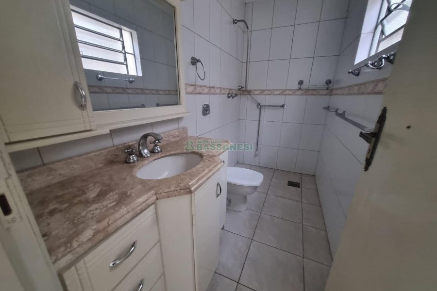 Casa, 4 dormitórios, 2 vagas, no bairro Lourdes em Caxias do Sul para Alugar