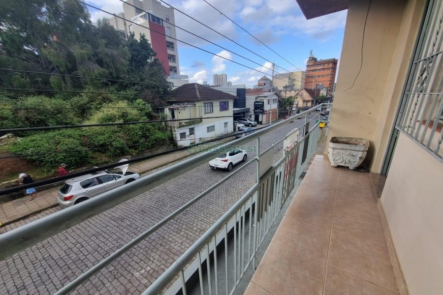 Casa, 4 dormitórios, 2 vagas, no bairro Lourdes em Caxias do Sul para Alugar