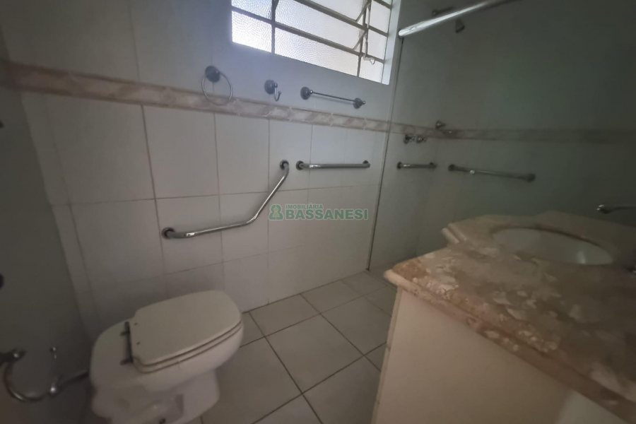 Casa, 4 dormitórios, 2 vagas, no bairro Lourdes em Caxias do Sul para Alugar