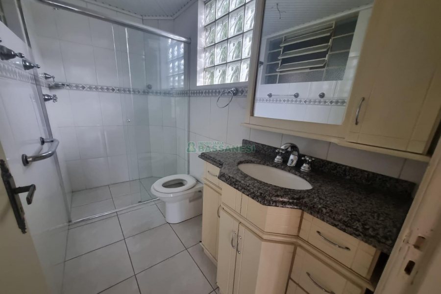 Casa, 4 dormitórios, 2 vagas, no bairro Lourdes em Caxias do Sul para Alugar