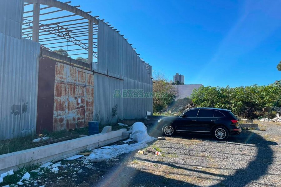 Pavilhão com 6429m², no bairro Nossa Senhora de Fátima em Caxias do Sul para Comprar
