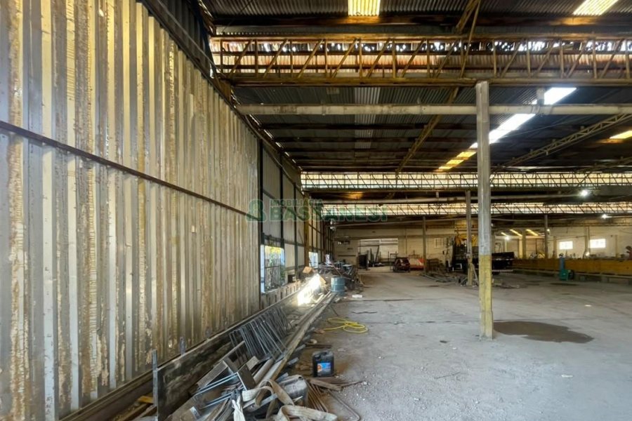 Pavilhão com 6429m², no bairro Nossa Senhora de Fátima em Caxias do Sul para Comprar