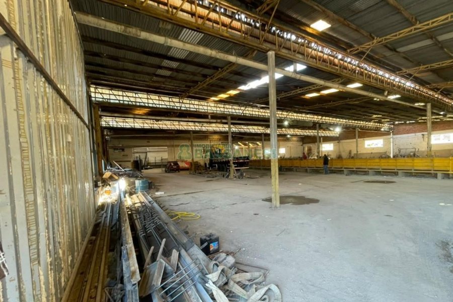 Pavilhão com 6429m², no bairro Nossa Senhora de Fátima em Caxias do Sul para Comprar