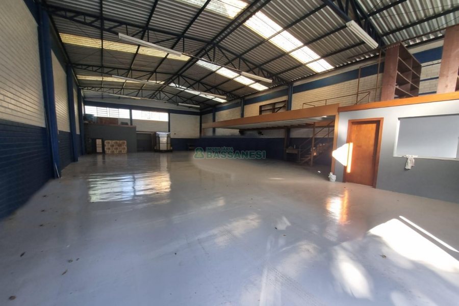 Pavilhão com 325m², no bairro Bela Vista em Caxias do Sul para Alugar