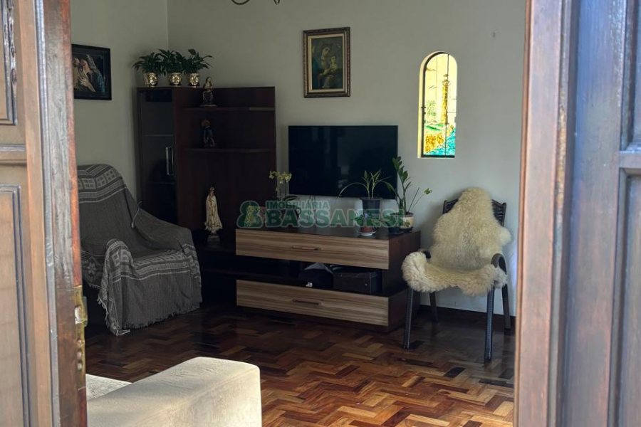 Chácara com 300m², 3 dormitórios, 2 vagas, no bairro Vila Seca em Caxias do Sul para Comprar