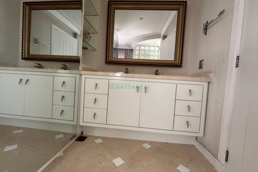 Apartamento com 455m², 3 dormitórios, 4 vagas, no bairro Centro em Caxias do Sul para Comprar