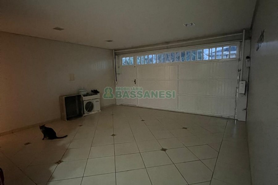 Sobrado com 180m², 3 dormitórios, 4 vagas, no bairro Kayser em Caxias do Sul para Alugar