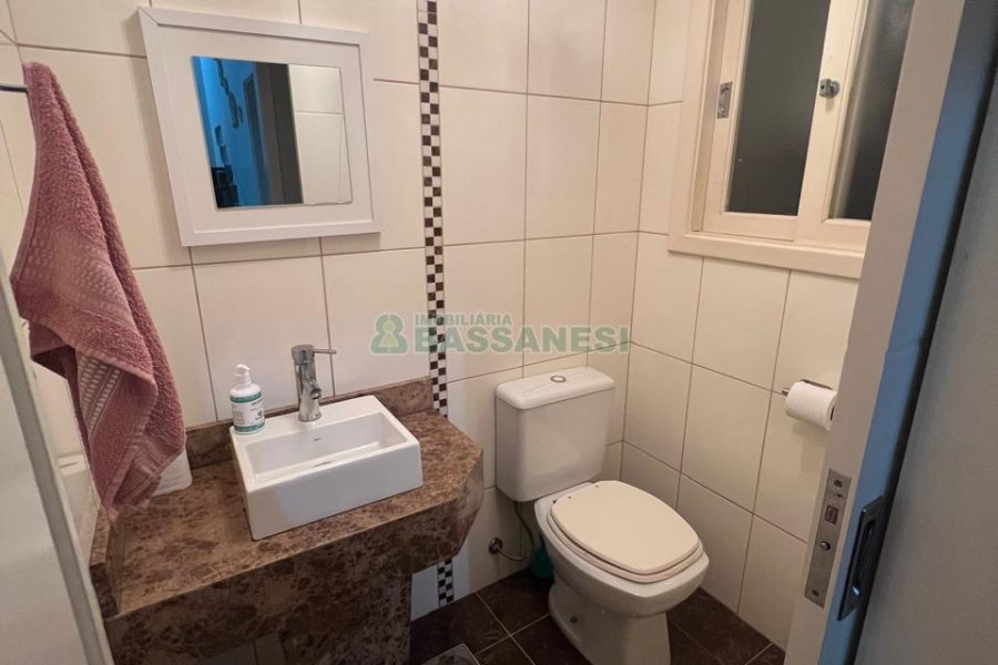 Sobrado com 180m², 3 dormitórios, 4 vagas, no bairro Kayser em Caxias do Sul para Alugar