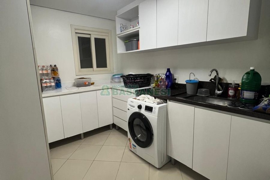 Sobrado com 180m², 3 dormitórios, 4 vagas, no bairro Kayser em Caxias do Sul para Alugar
