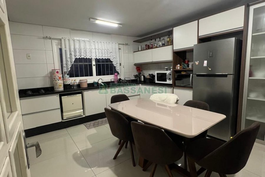 Sobrado com 180m², 3 dormitórios, 4 vagas, no bairro Kayser em Caxias do Sul para Alugar